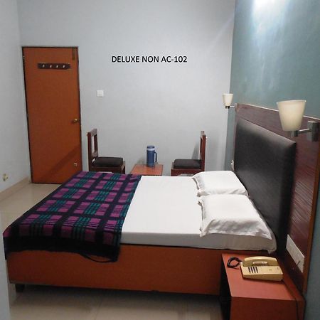 Hotel Silver Springs Ахмедабад Номер фото